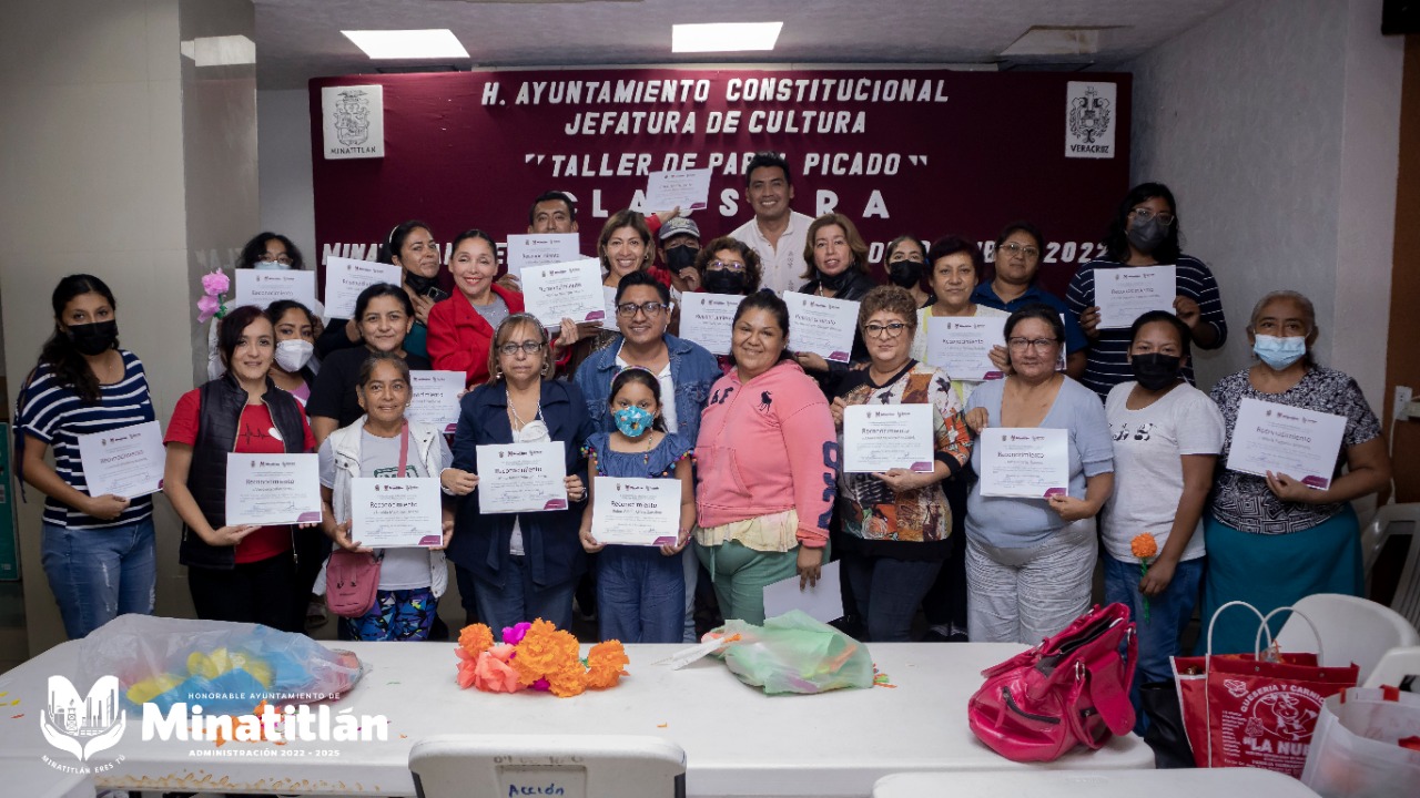 Concluye con éxito primer taller de papel picado en Minatitlán