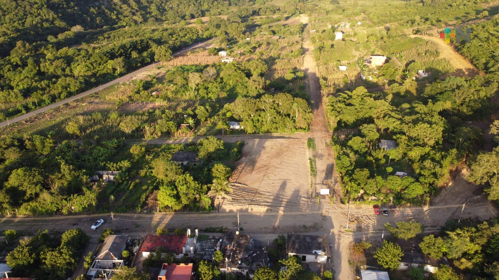 Continúan rehabilitando caminos en comunidades de Tantoyuca