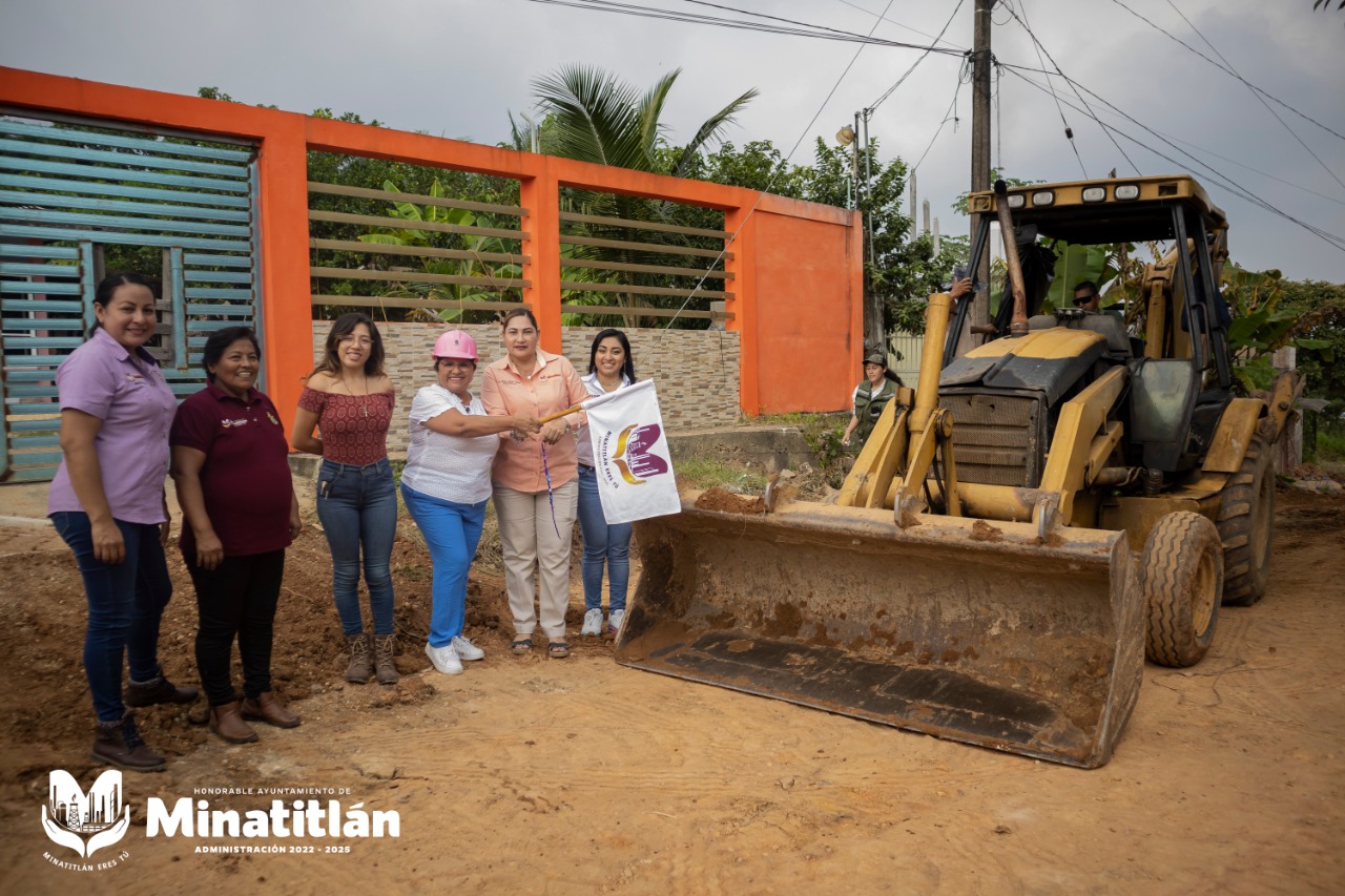 Inaugura Carmen Medel, primera obra de pavimentación de la calle 28 de Enero en Mina