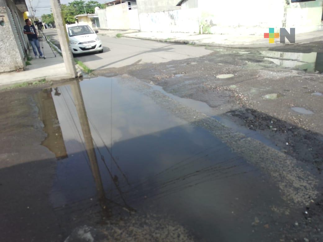 Vecinos piden atender aguas negras y baches en calle Manantiales de Boca del Río