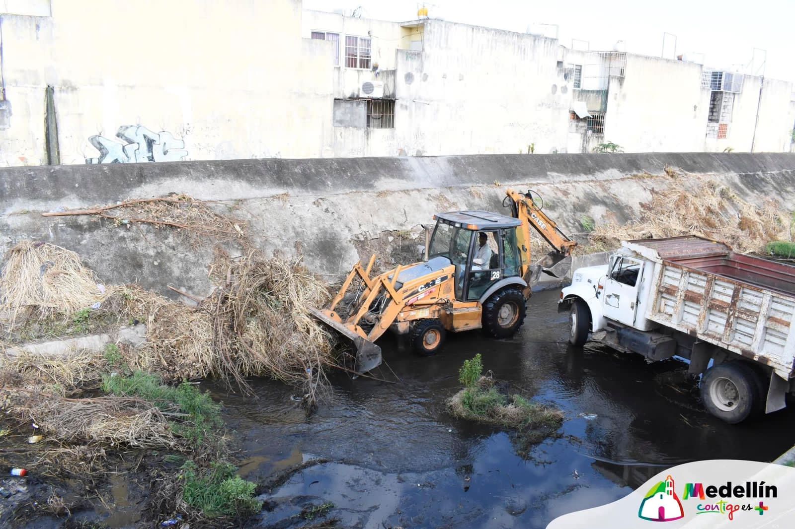 Limpian canales pluviales para evitar inundaciones e infecciones en Medellín