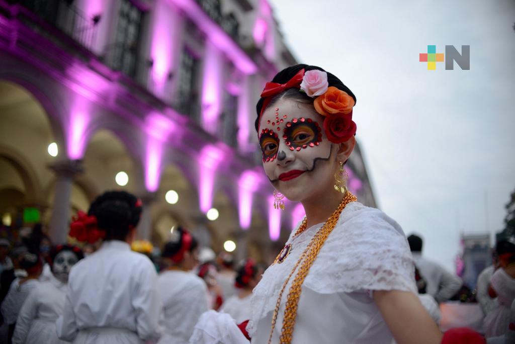 Con magno desfile, 10 mil personas y más de 60 municipios celebran con Veracruz a sus muertos