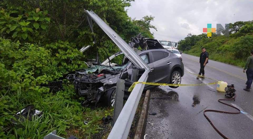 Muere joven pareja de Las Choapas al accidentarse su coche en carretera