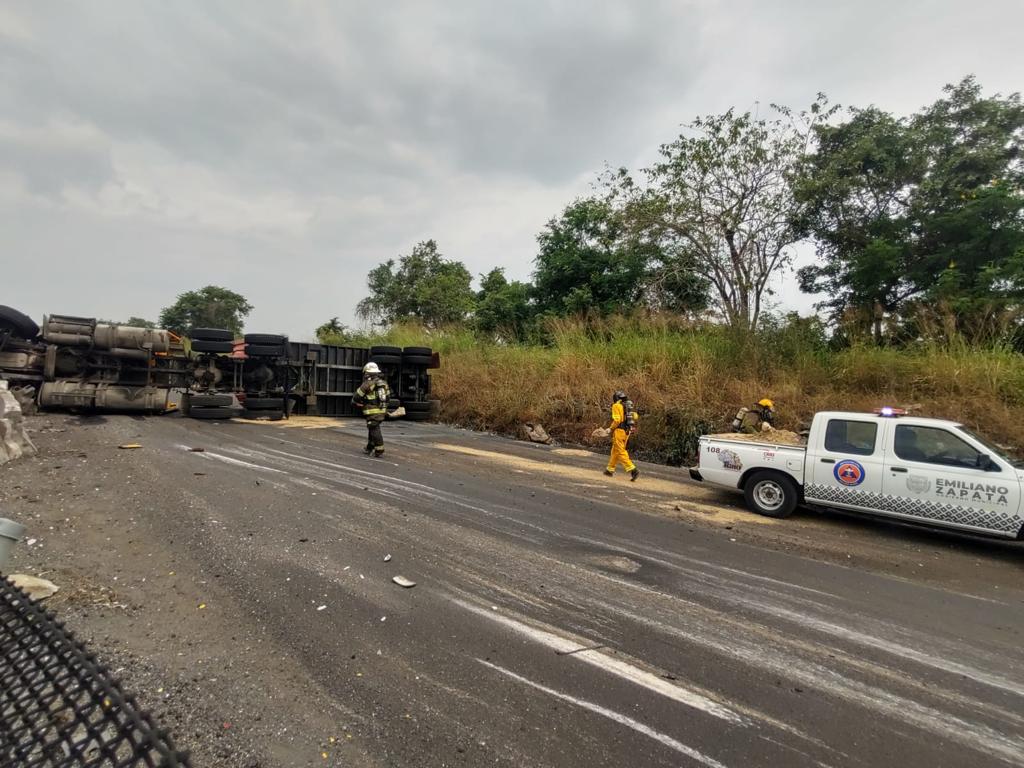 Cerrada circulación en tramo El Tamarindo-La Bocana por volcadura de tractocamión