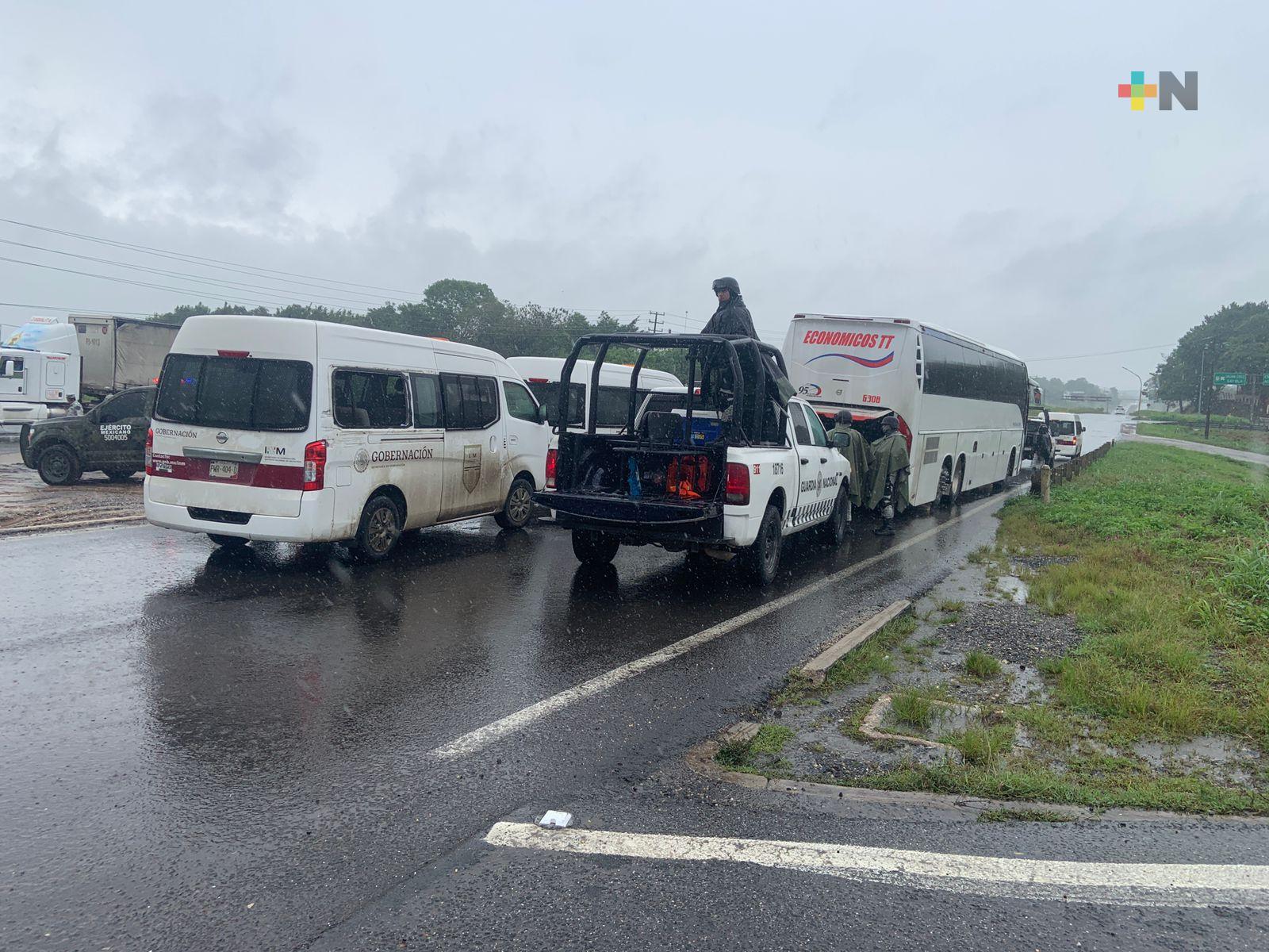 Cubanos se atrincheran en autobús en el tramo carretero de Sayula de Alemán-Acayucan
