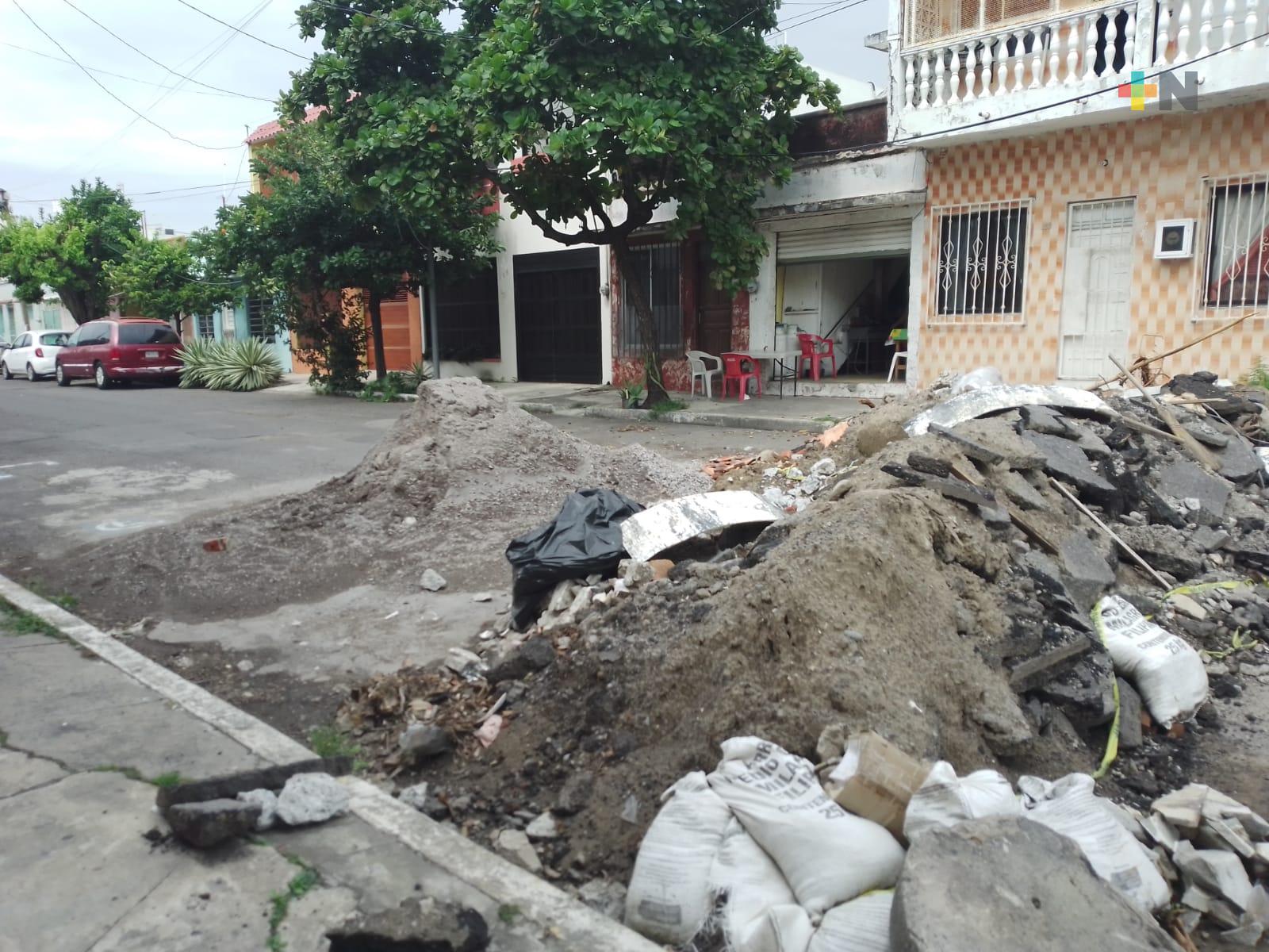 Vecinos piden a Grupo MAS quiten escombro y señalética que impide paso en calle