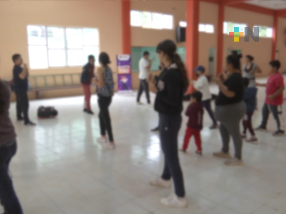 Imparten clases de defensa personal en El Castillo