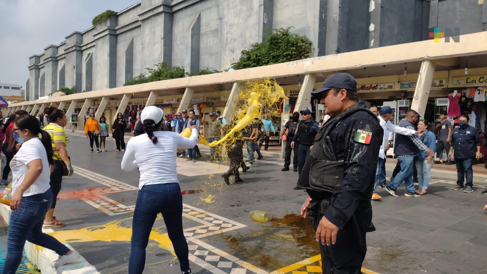 Golpes y daños materiales tras nuevo desalojo de ambulantes en Malecón de Veracruz