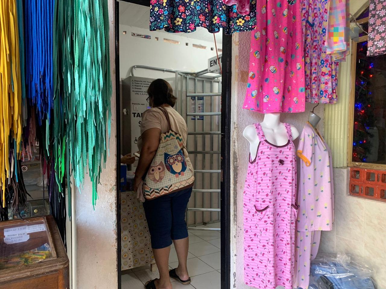 Sin funcionar torniquetes de cobro de servicio sanitario en mercados de Coatza