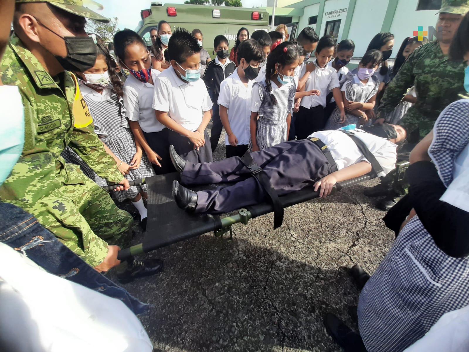 Estudiantes visitan instalaciones del 83 Batallón Militar