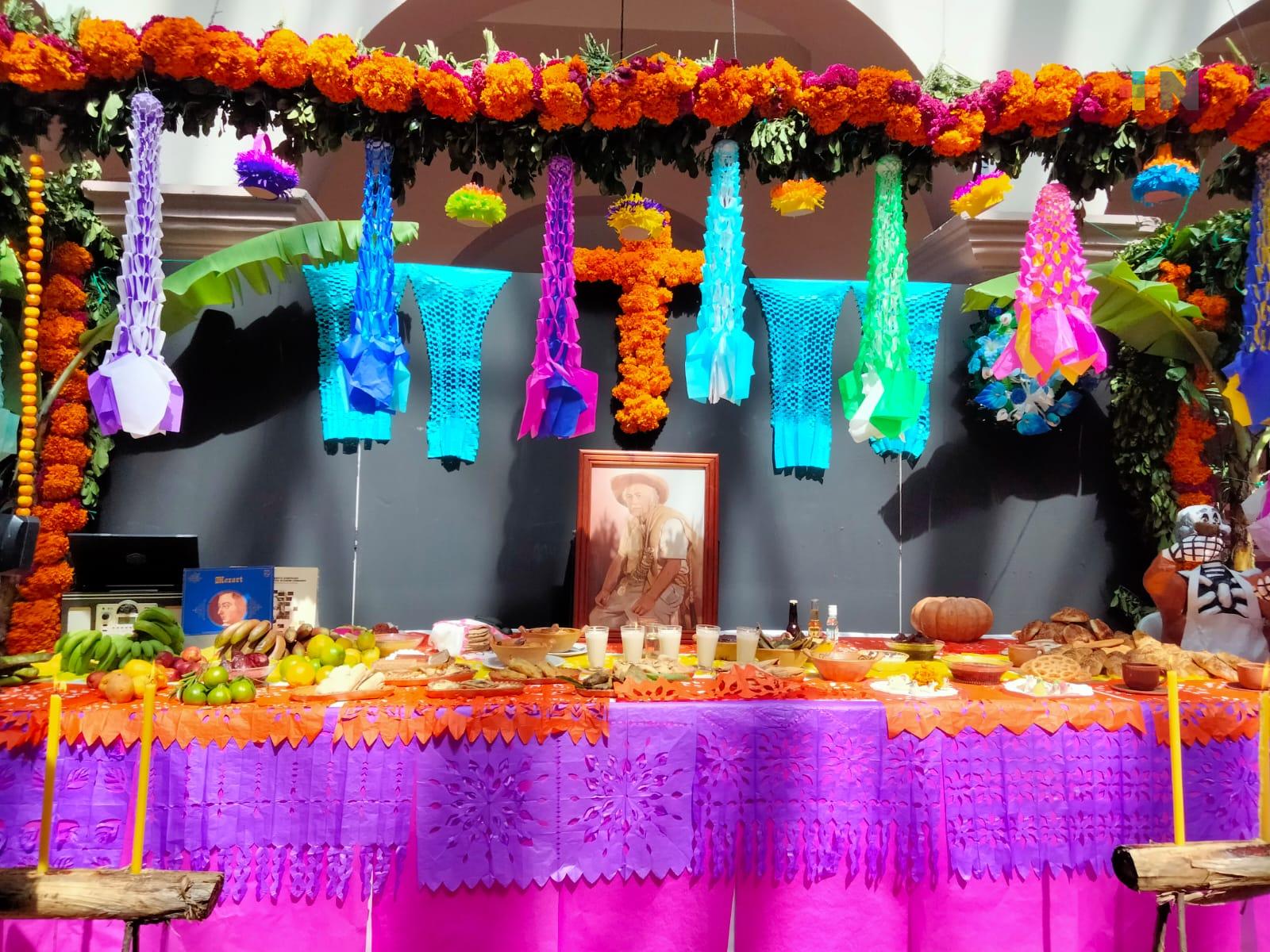 Dedican altar de muertos a “Juanote” personaje de Xalapa