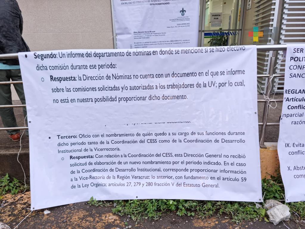 Personas ajenas a la UV, ponen mantas en contra de coordinadora del Centro de Estudios y Servicios de Salud