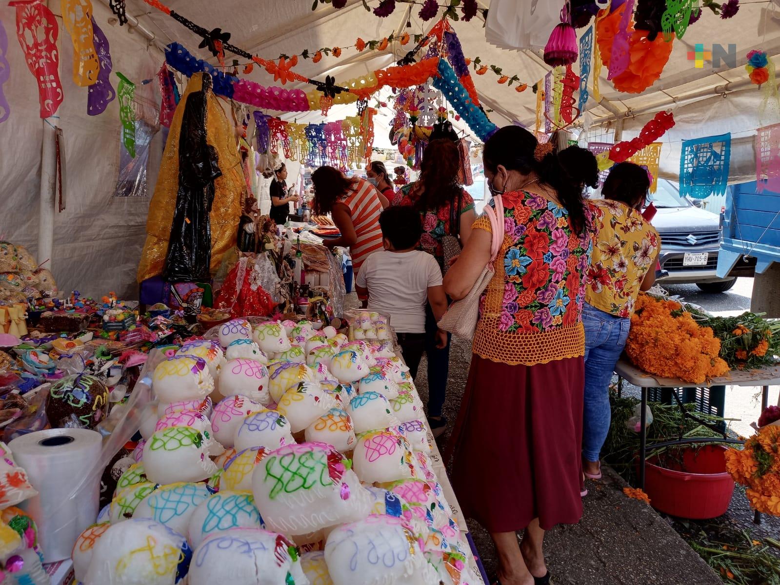 En banquetas, locatarios del mercado Coatzacoalcos ofrecen productos por Día de Muertos
