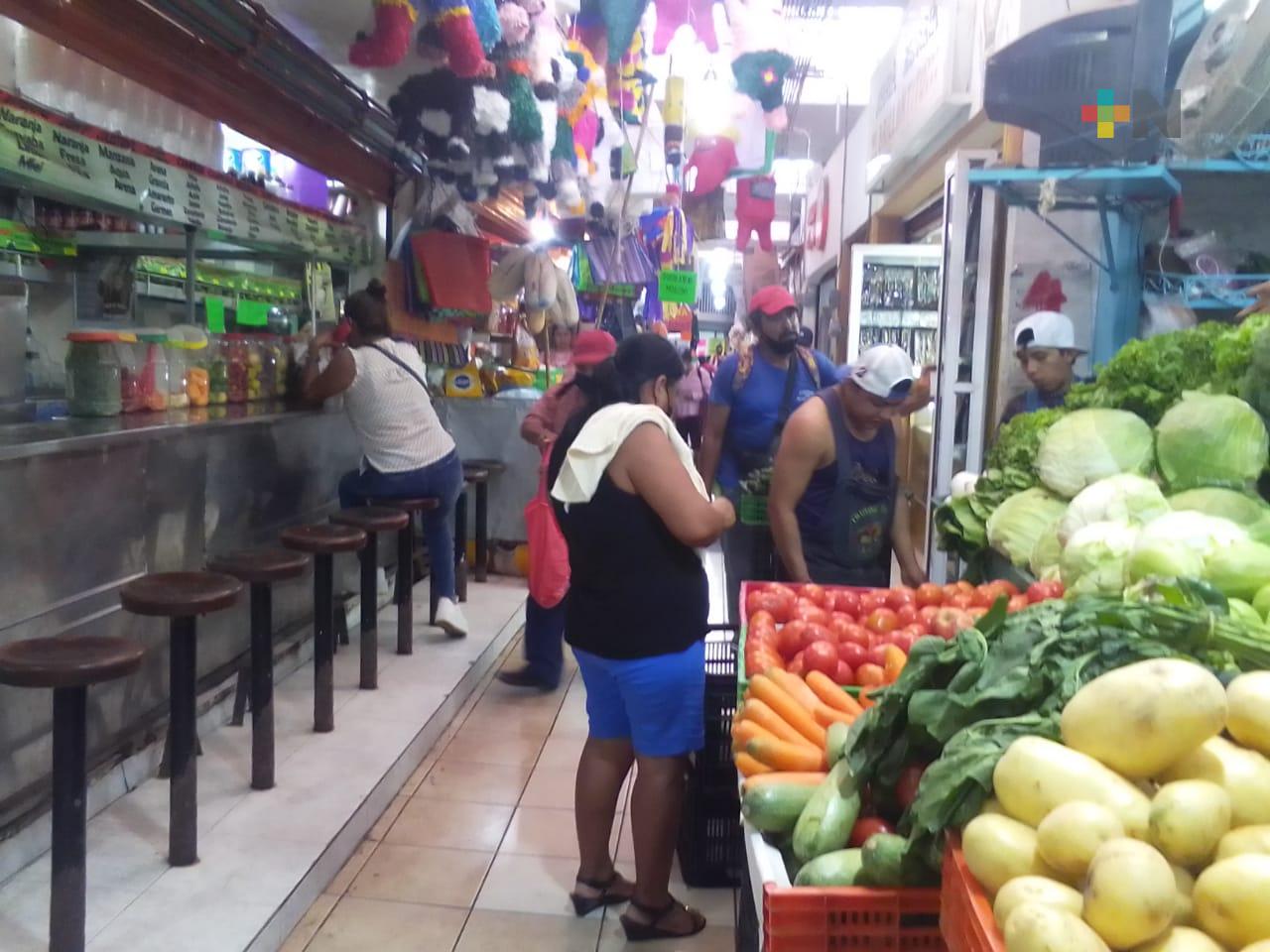 Locatarios de mercado de Tuxpan se preparan para Día de Muertos