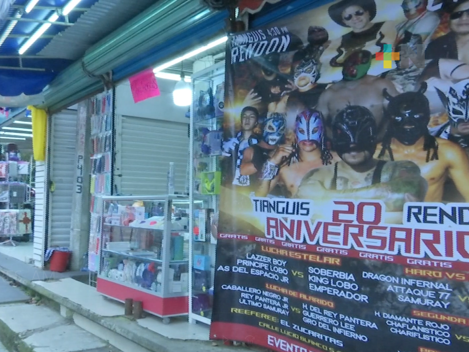 Con función de lucha libre, tianguis Rendón de Xalapa celebra veinte años