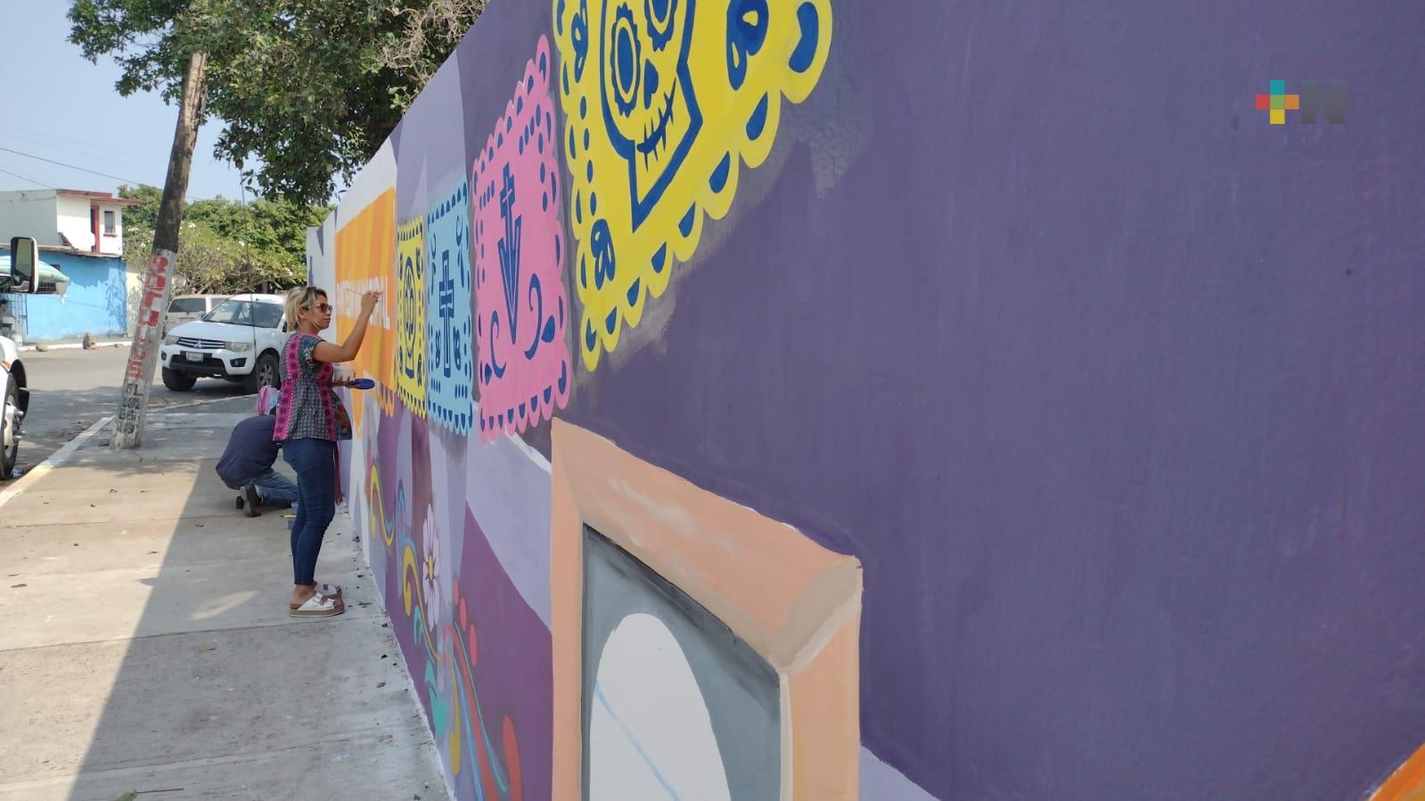 Artistas urbanos elaboran mural de Día de Muertos en panteón municipal de Veracruz