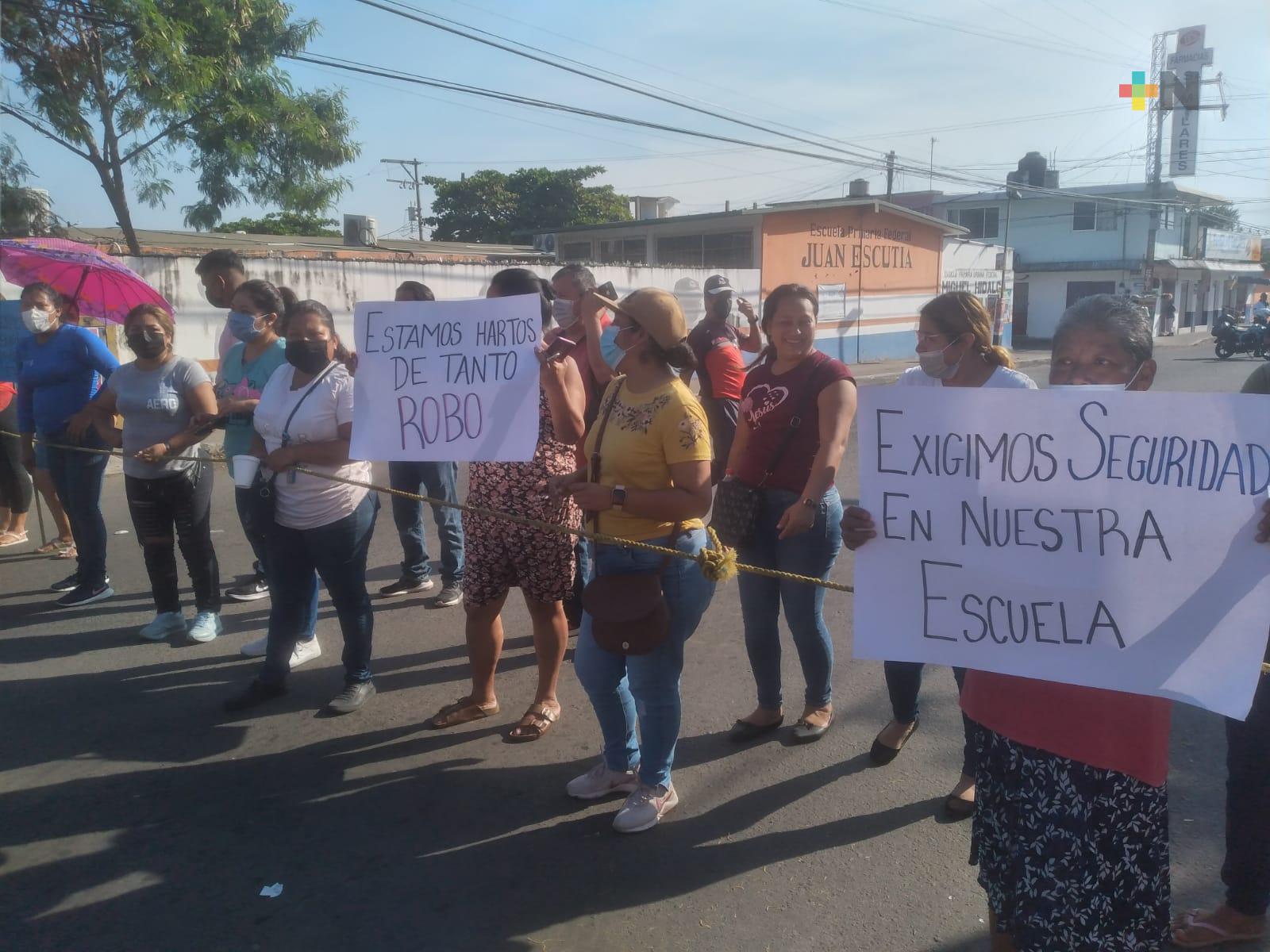 Padres de familia bloquean avenida Ruiz Cortines de Veracruz, exigen mayor vigilancia