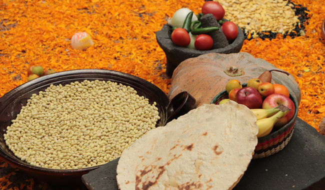 Calabaza, camote, tejocote y amaranto, productos del campo que adornarán las ofrendas de Día de Muertos