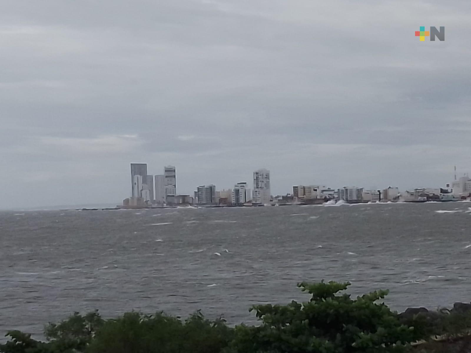 Por rachas de viento, cierran tramo entre calle Tortuga y Hotel Lois en Boca del Río
