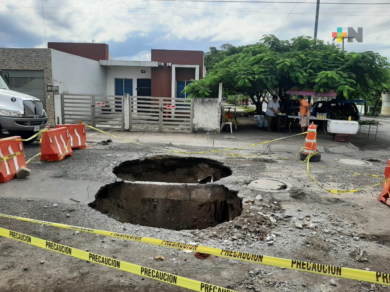 Enorme socavón afecta tránsito vehicular en fraccionamiento Los Pinos de Veracruz