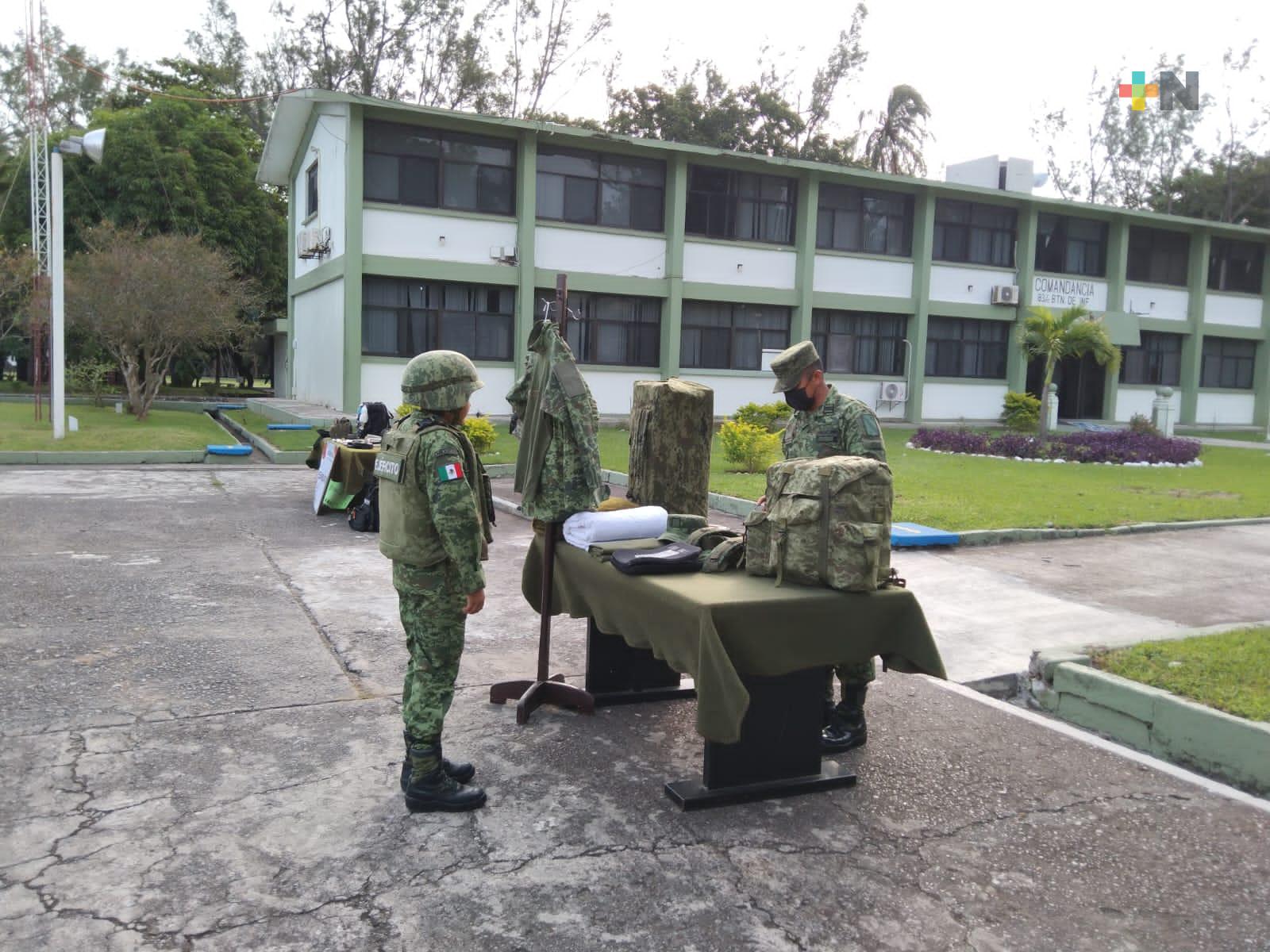Cumplen sueño de niña al nombrarla soldado honorario por un día