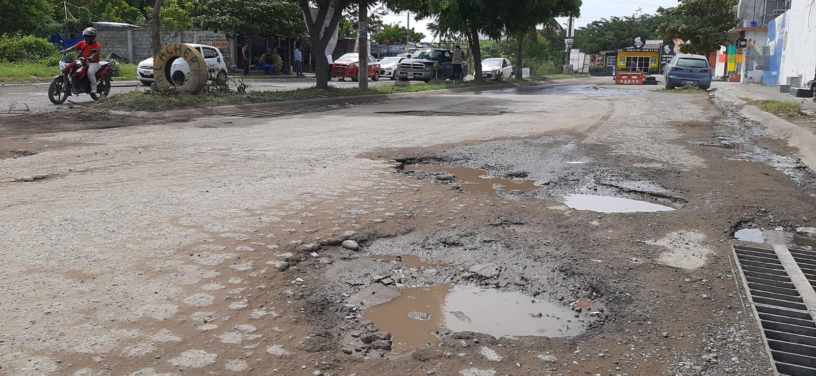 Baches aumentan trabajo en vulcanizadora al norte del puerto de Veracruz