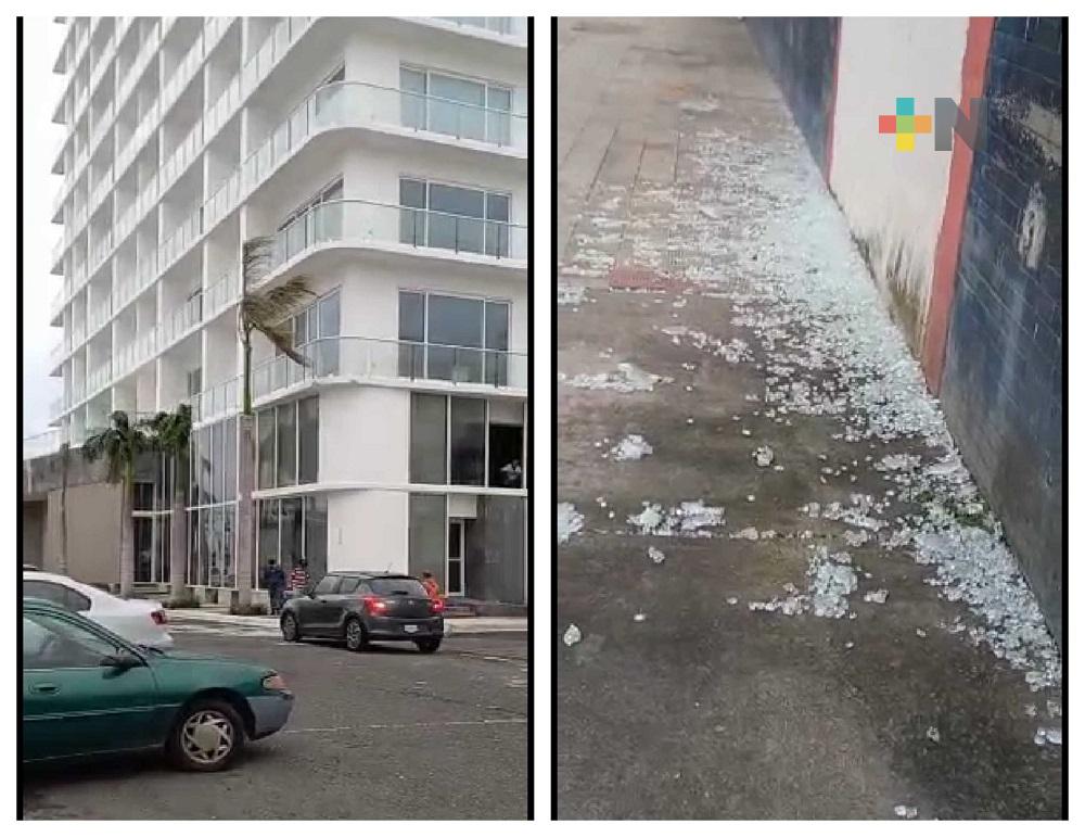 Frente frío rompe vidrios de Torre Centro del puerto de Veracruz