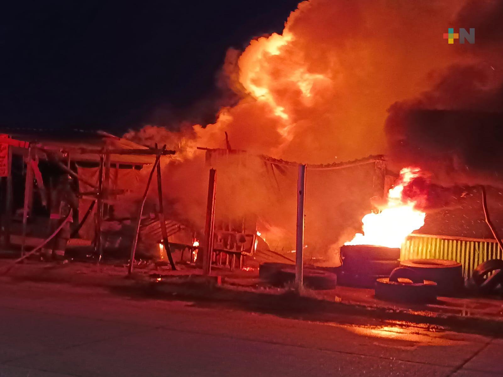 Incendio consume tres locales comerciales en fraccionamiento de Coatzacoalcos