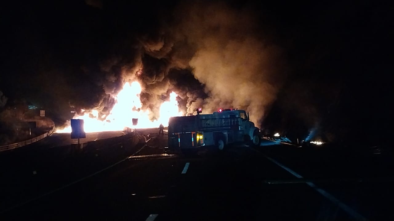 Reportan incendio vehicular a la altura del libramiento Banderilla