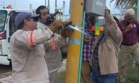 Avanza 40% rehabilitación del sistema eléctrico de semáforos de Coatza
