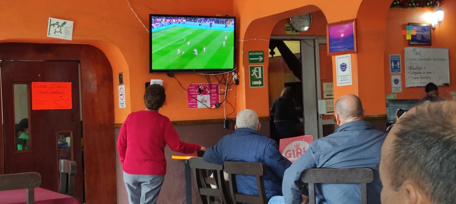 Partido de México contra Polonia llena cafés y restaurantes de Coatza