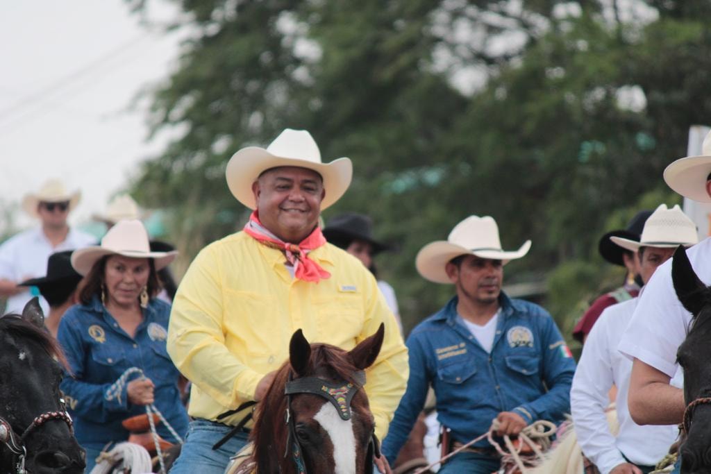 Con cabalgata, secretario de Gobierno recorre regiones veracruzanas