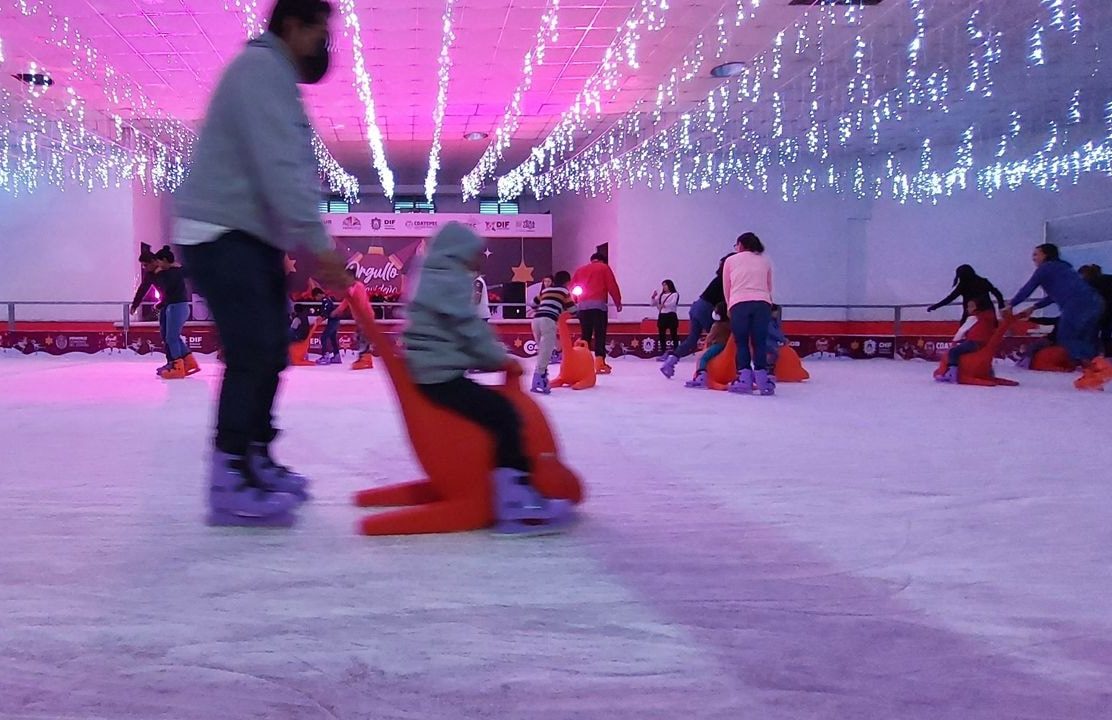 Invita secretario Eric Cisneros Burgos a visitar la pista de hielo en Coatepec