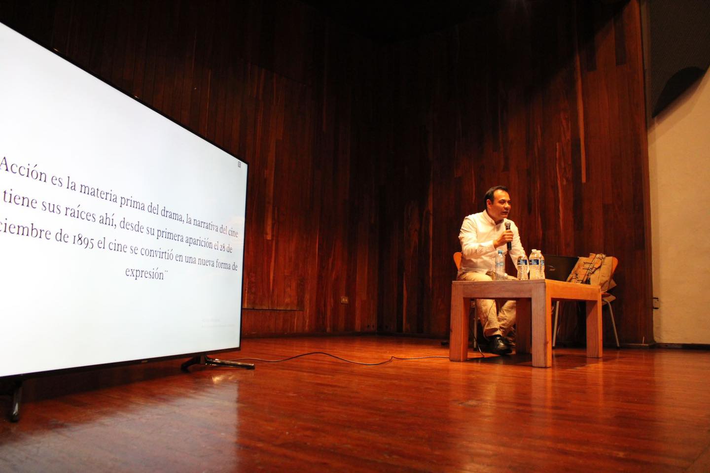 Cineasta Aarón Campos ofreció conferencia en la Galería de Arte Contemporáneo