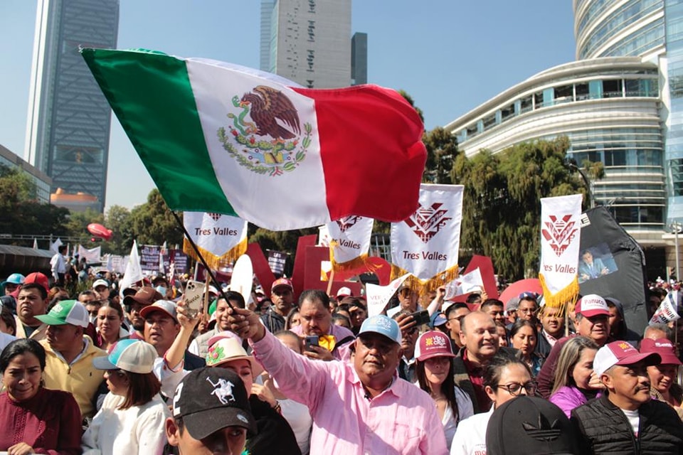 Secretario Eric Cisneros Burgos se une a la marcha en apoyo del presidente López Obrador