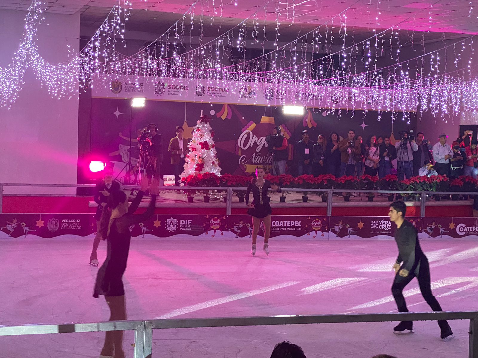 Turistas llegan a disfrutar de la pista de hielo en Coatepec