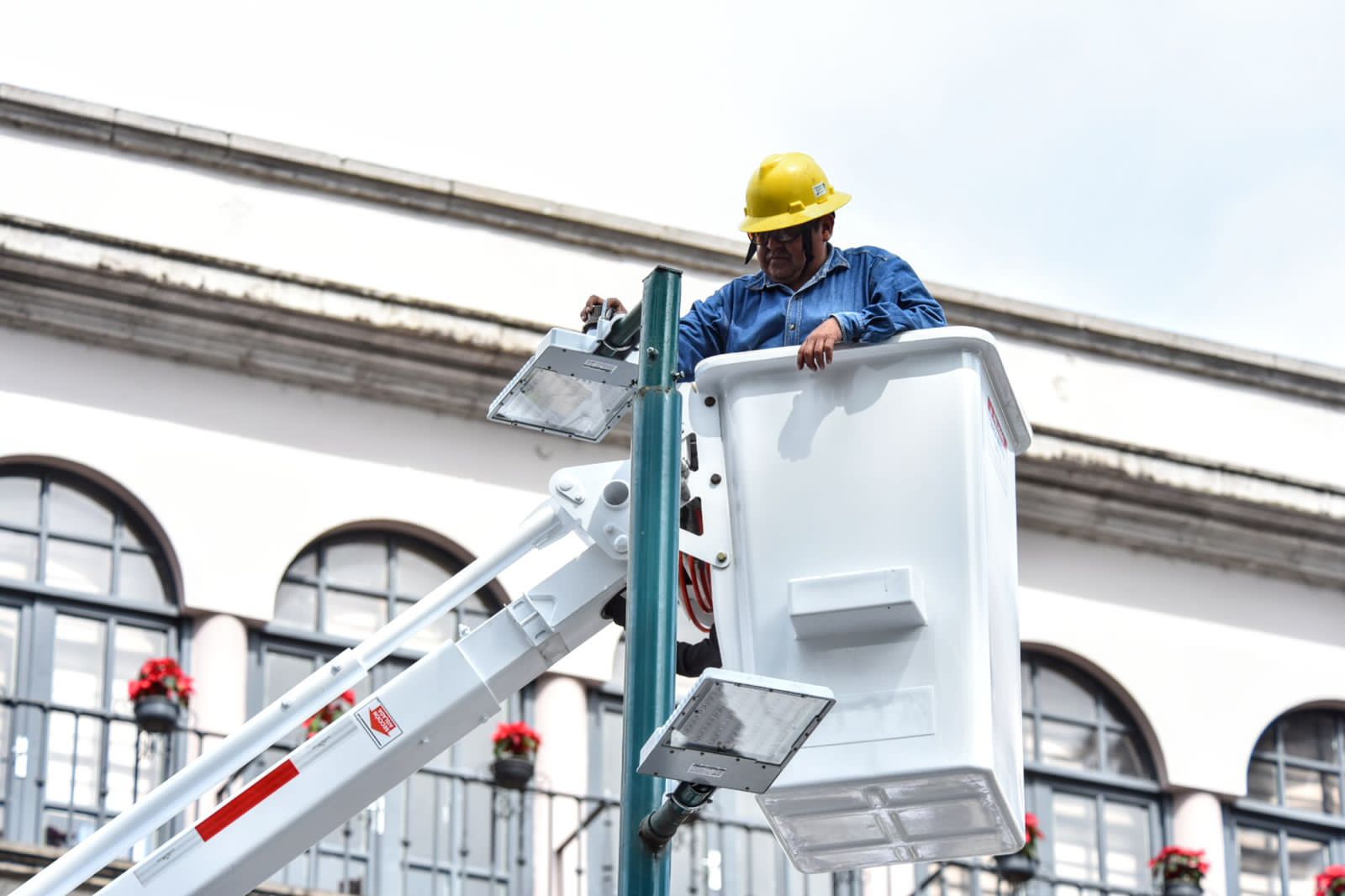 Instala Ayuntamiento de Xalapa luminarias LED en el parque Juárez