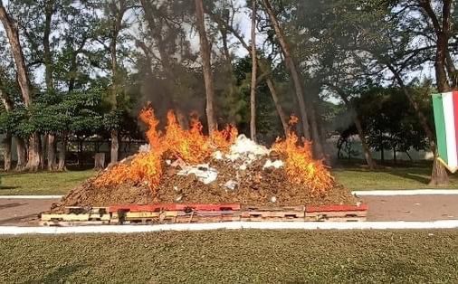 FGR y Sedena incineran cerca de dos toneladas de droga incautada en Veracruz