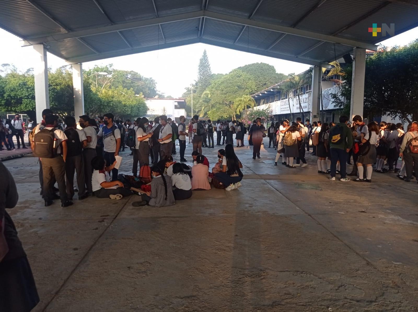 Evacuan a estudiantes de CBTIS de Minatitlán por fuerte olor a amoniaco