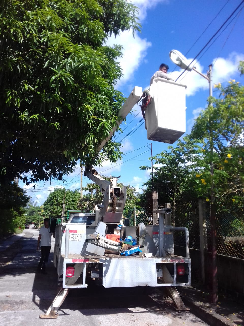 Instala Ayuntamiento de Minatitlán luminarias en diferentes calles de Mapachapa