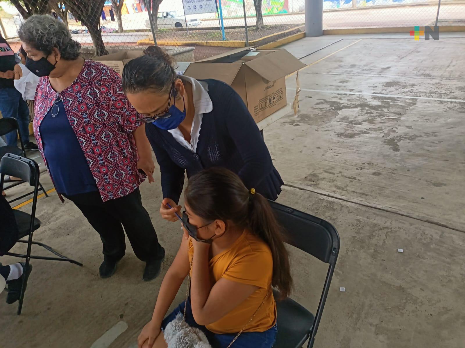 En Martínez de la Torre aplican vacuna contra influenza y antiCovid