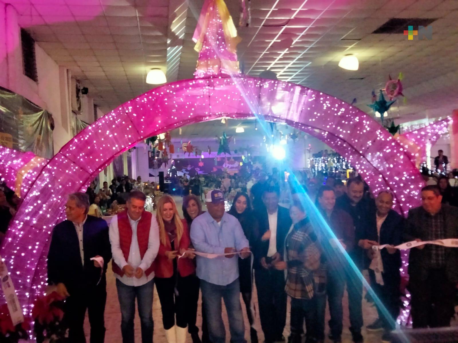 Inaugura secretario Eric Cisneros Burgos pista de hielo en Coatepec