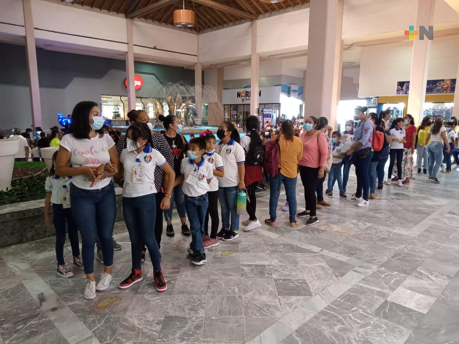 En martes de entrada gratis, llegan a visitar el Aquarium del Puerto de Veracruz