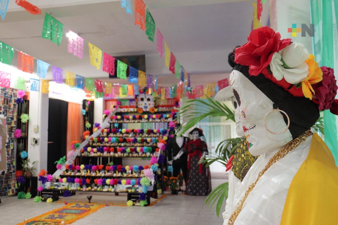 DIF Coatzacoalcos coloca magno altar de muertos; estará abierto a todo público