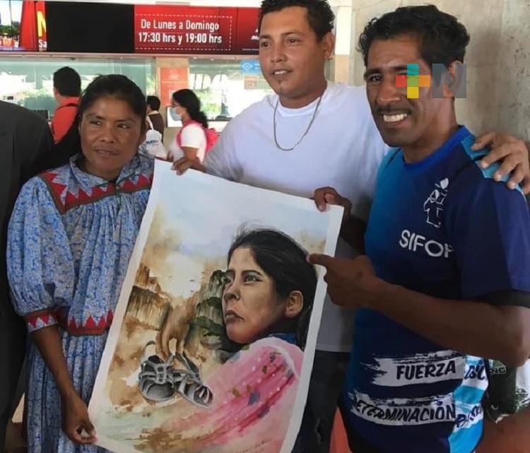 Artista de Coatzacoalcos obsequia retrato a Lorena Ramírez, corredora tarahumara