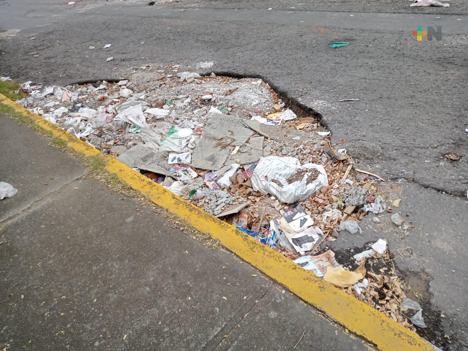Vecinos reportan baches desatendidos por más de un año en Veracruz puerto