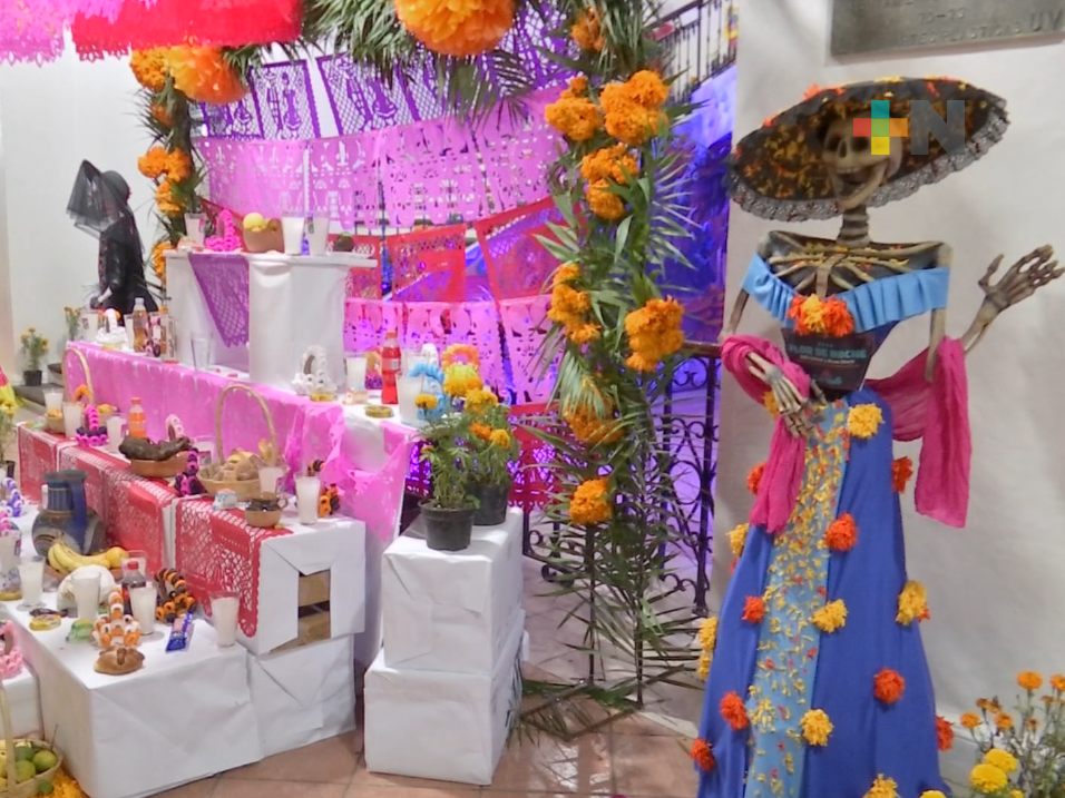 En Coatepec realizaron concurso de catrinas elaboradas en papel maché