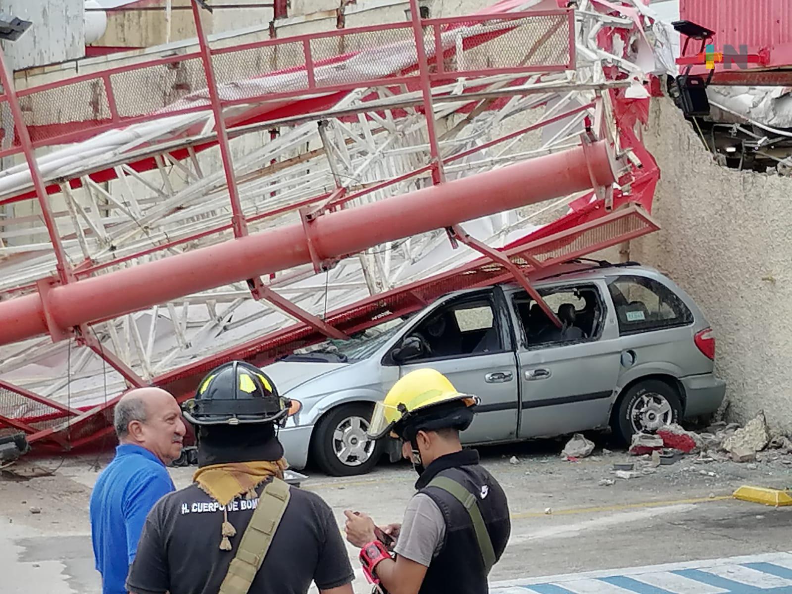 Cae espectacular sobre vehículos en Coatzacoalcos; hay lesionados