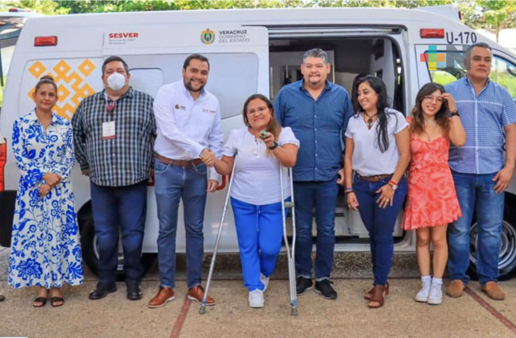 SS/Sesver entregó ambulancia equipada al municipio de Minatitlán
