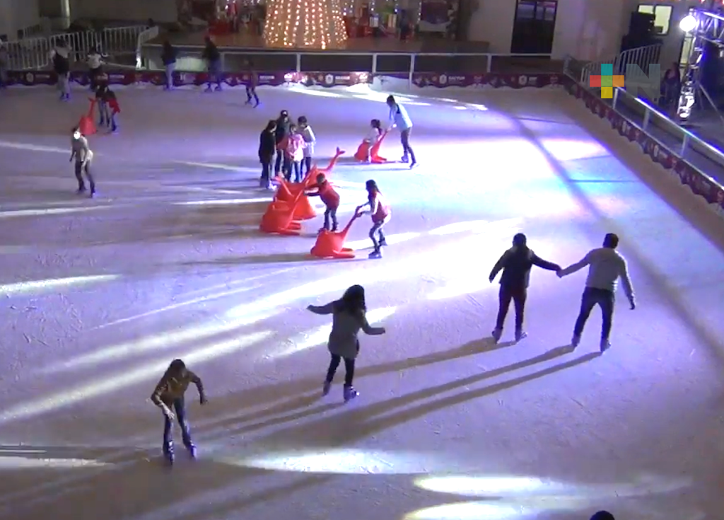 Inaugura Eric Cisneros la Pista de hielo y  Laguna iluminada, en Nogales